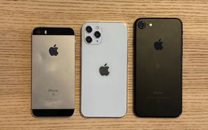Макет iPhone 12 сравнили на фото с iPhone 7