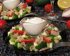 Салат с брокколи, тунцом и авокадо