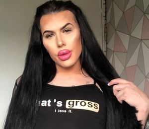 Ради нового тела трансгендер продает свои откровенные фото