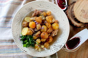 Запеченный молодой картофель с мясом в рукаве — рецепт для духовки