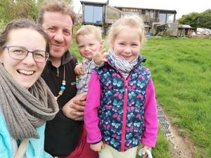 За пределами цивилизации: семья британцев живет полностью автономной жизнью на ферме