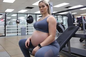 Бодибилдерша тренировалась в зале всю беременность и приседала даже во время схваток