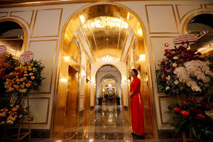 Посмотрите на первый в мире отель , который снаружи и внутри отделан 24-каратным золотом.