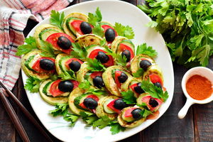 «Павлиний хвост» – вкуснейший и красивый салат из жареных кабачков (а делается элементарно)