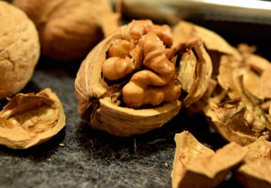 Чистим любые орехи за несколько секунд: видео с инструкцией