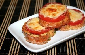 Безотказный рецепт сырных гренок с помидорами