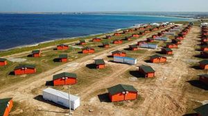 Это не лагерь беженцев в Европе. Это отдых в Крыму. 4000 рублей за ночь в бараке