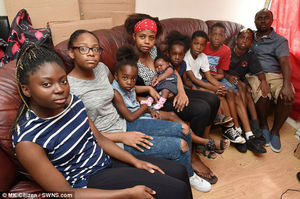 Безработная семья мигрантов с 8 детьми отказалась от дома, так как там не было столовой