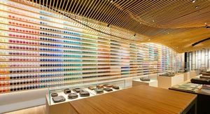 4200 пигментов выставили в ряд в японском магазине красок