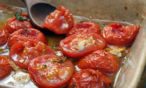 Ставим 500 граммов помидоров в духовку на час: вяленая закуска заменила салат