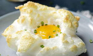 Самая вкусная яичница Франции: готовим желток и белок отдельно, а потом соединяем