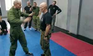 Инструктор спецназа показывает технику ближнего боя: видео тренировки