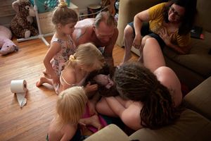 Роды в кругу семьи: канадка родила в прямом эфире в присутствии мужа и старших детей