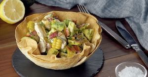 Оригинальный салат из курицы и авокадо: подаем в съедобной тарелке
