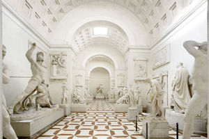 Турист прилег ради селфи в итальянском музее и сломал пальцы 200-летней скульптуры