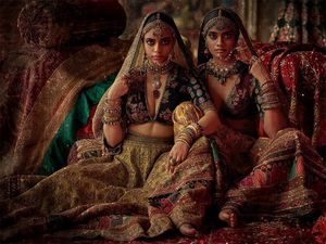 «Мумбайские истории»: слияние традиционной свадебной моды Индии с современными тенденциями
