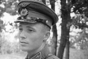 Протаранил немецкий самолет и благополучно спустился на парашюте: Виктор Талалихин — Герой Советского Союза