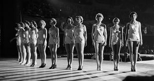 Подглядывая за участницами конкурса «Мисс Вселенная» 50-х годов