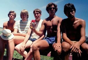 Дружба на годы: каждые пять лет эти пятеро друзей повторяют снимок 1982 года