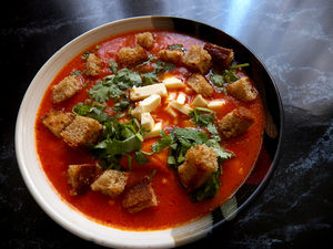 Суп-пюре из томатов и печеных красных перцев с консервированной кукурузой