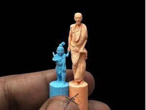 Парень из Индии вырезает невероятные крошечные скульптуры из маленьких мелков