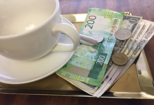 Покушав в кафе, рассчитался мелочью, официант меня попросил заплатить "нормальными" деньгами и оставить чаевые...