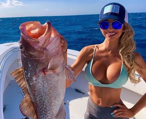 Самая сексуальная рыбачка в мире Эмили Ример и ее фото в бикини