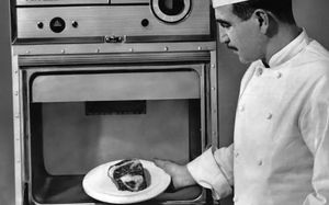 Когда советские инженеры создали первую в мире микроволновую печь