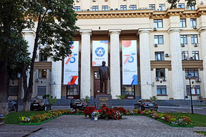 Около здания Росатома установили памятник Славскому