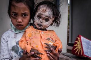 Вечная память: жители индонезийского племени десятилетиями хранят в домах тела усопших родственников