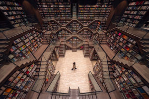 Зеркальные потолки превратили китайский книжный магазин в сказочные лабиринты