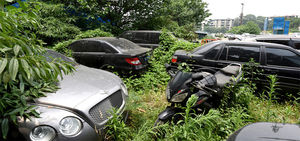 9 фото с заброшенной парковки в Китае с автомобилями на миллионы долларов