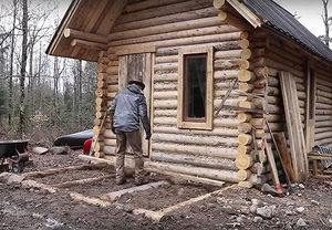 Канадец показывает, как он построил дом в лесу без бензопилы и перфоратора (видео)