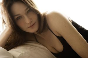 Самые незабываемые сексуальные фотографии Карлы Бруни