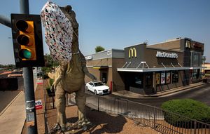 «Христиане против динозавров» требуют снести статую тираннозавра