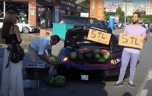 В Стамбуле владелец Lamborghini торговал арбузами из багажника своего суперкара