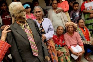 Необычные похоронные ритуалы в Индонезии