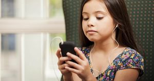 Купила дочери вместо айфона кнопочный телефон в школу — выслушала много критики от родительского комитета