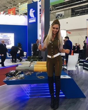 Русские красавицы с выставки вооружений проснулись знаменитыми :)