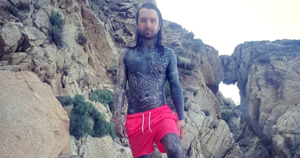Швейцарец познает свое тело, покрывая его сплошной татуировкой