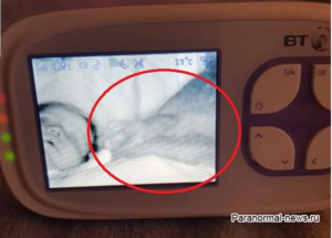 Видеоняня показала руки, тянущиеся к младенцу в кроватке