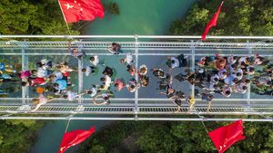 В Китае открылся подвесной стеклянный мост и сразу установил несколько мировых рекордов