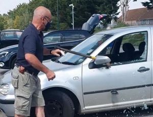 Мужчина разбил окно машины, чтобы спасти запертую в машине собаку
