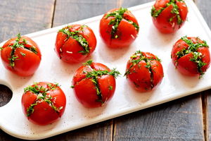 Малосольные помидоры (готовятся в пакете, с чесноком и укропом) – узнала рецепт у соседки по даче, это нереально вкусно