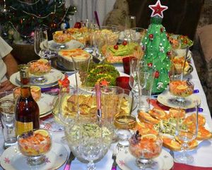 Новогодний стол в СССР. Вы до сих пор верите, что мы тогда плохо жили?