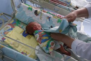 Мужа нет, жилья нет: мать 5-х детей объяснила, почему оставила новорожденную на лавке в Люберцах