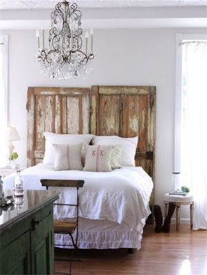 15 кроватей с деревянными изголовьями