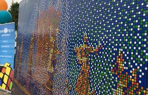 В Москве собрали самую большую в Европе мозаику из кубиков Рубика