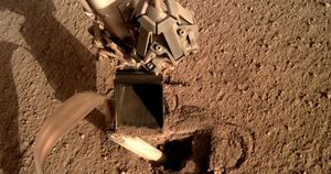 В NASA починили аппарат на Марсе, приказав ему ударить себя лопатой