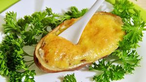 Жюльен с курицей и грибами, приготовленный в свежем картофеле